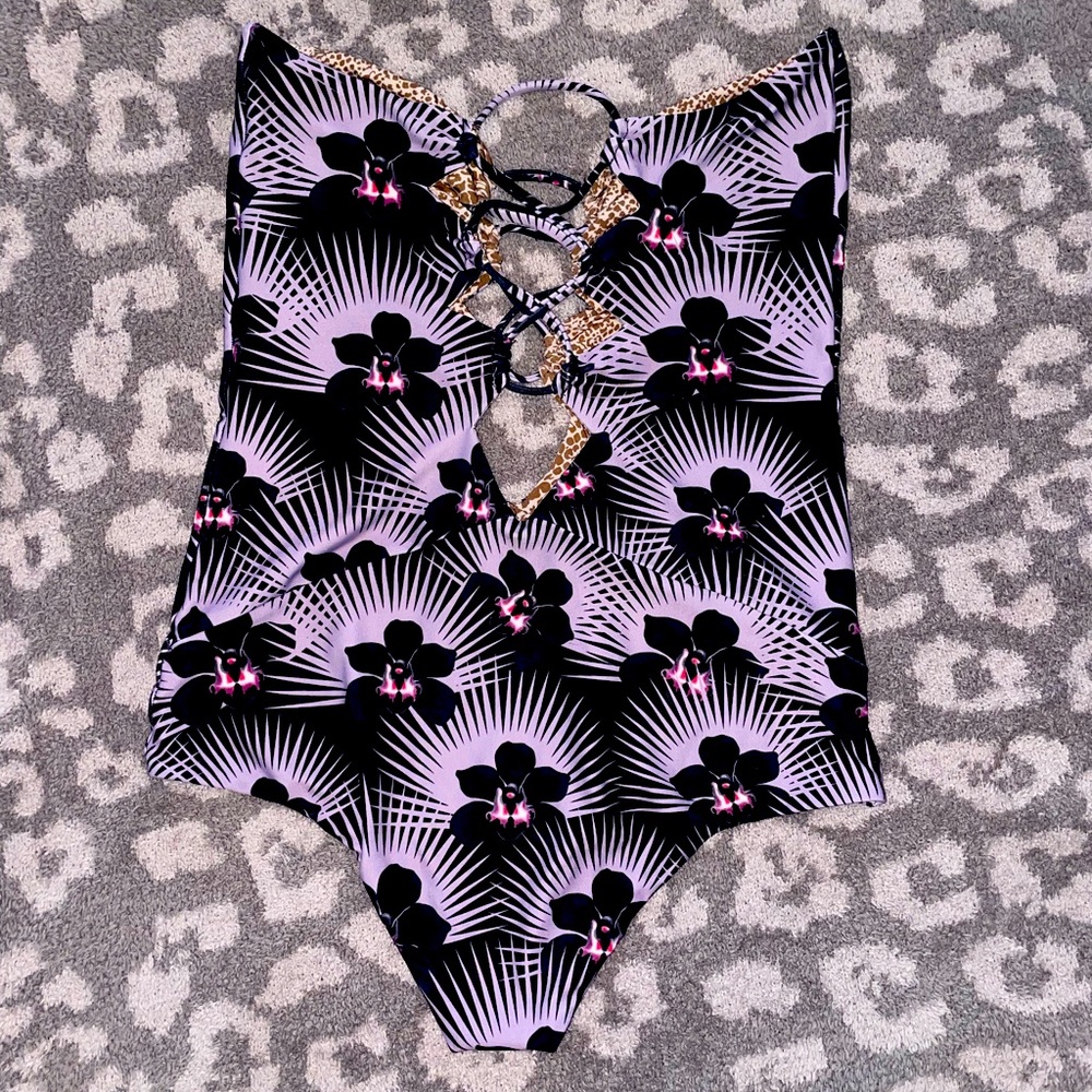 Acacia Bronx full piece in Modern Pacific